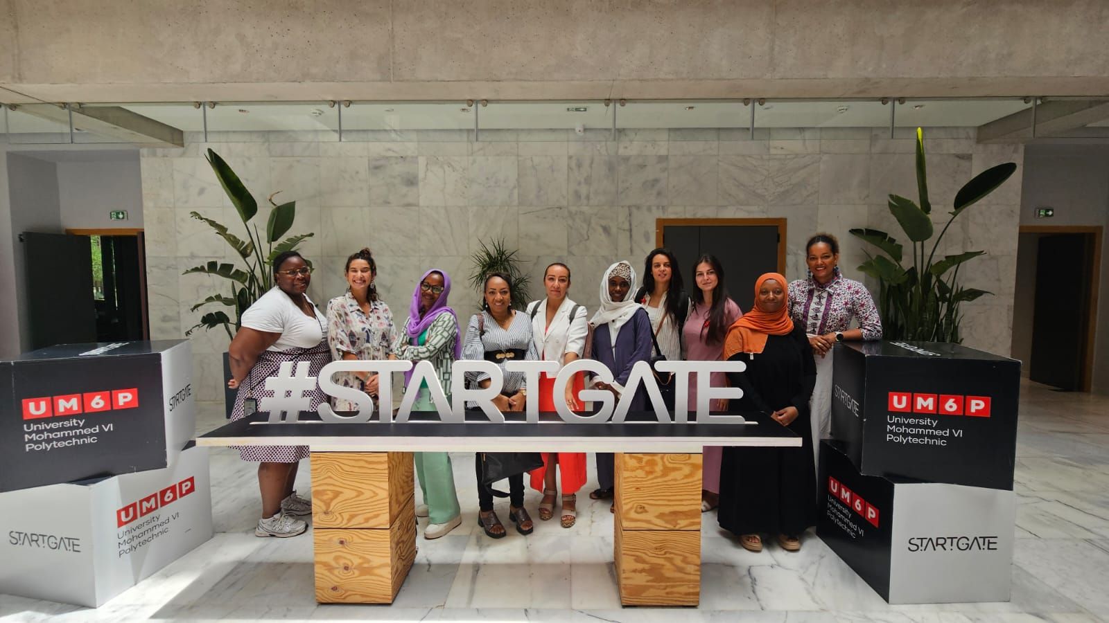 La promotion Elles Tech Tour 2026 devant le totem STARTGATE de l'UM6P à Benguerir